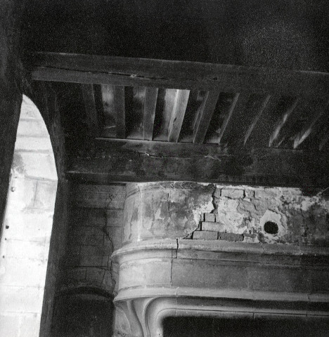 Manthes.- Cheminée sous plafond peint de la salle C de l'ancien Prieuré de bénédictins de l'ordre de Cluny.