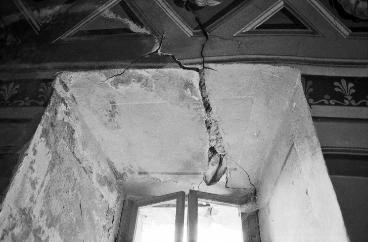 Rochebrune. - Fissure de la fenêtre du chœur de l'église Saint-Michel.