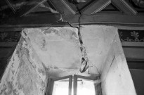 Rochebrune. - Fissure de la fenêtre du chœur de l'église Saint-Michel.