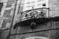 Crest.- Détails de la façade sur rue de l'ancienne école maternelle. Flou