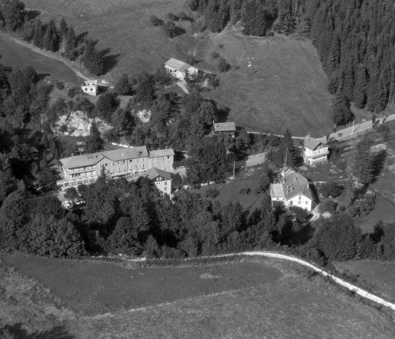 Vue aérienne du hameau les Barraques-en-Vercors.