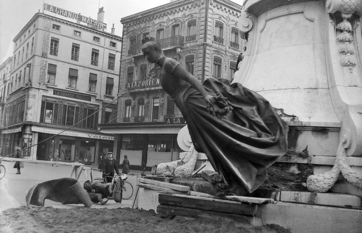 Valence.- Démolition du monument d'Émile Augier, place de la République en janvier 1942.