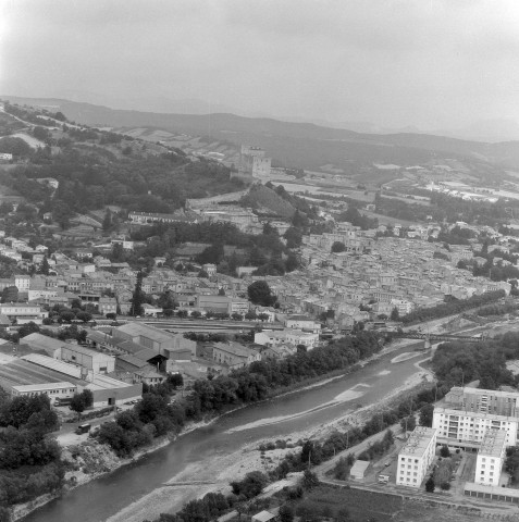 Vue aérienne de la ville et de la Drôme.