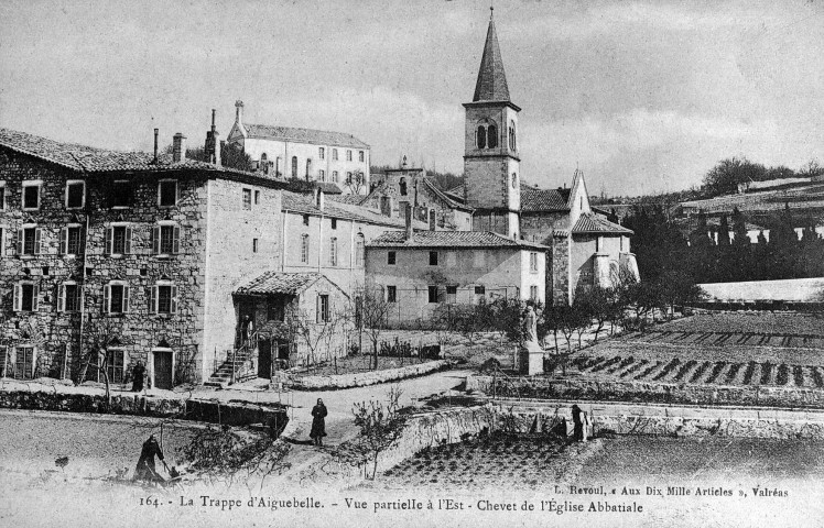 Montjoyer.- Vue sur les jardins de l'abbaye d'Aiguebelle.