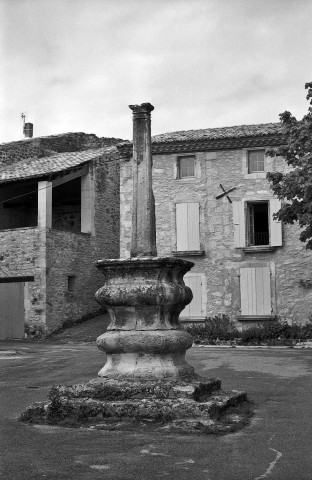 Saint-Restitut. - Socle de la croix devant l'église Saint-Restitut.