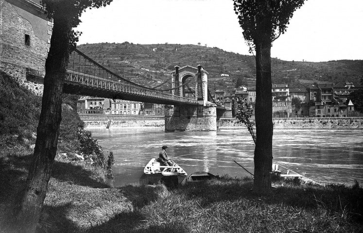 Saint-Vallier-sur-Rhône.- Le pont suspendu (détruit) sur le Rhône reliant la ville et Sarras (Ardèche).