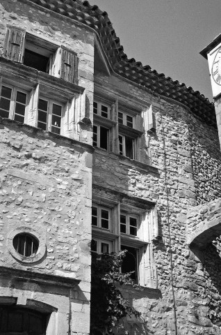 Rousset-les-Vignes. - Détail de la façade sud de l'ancien prieuré Serre-Mayeul.