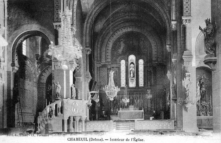 L'intérieur de l'église Saint-Andéol et Jean.