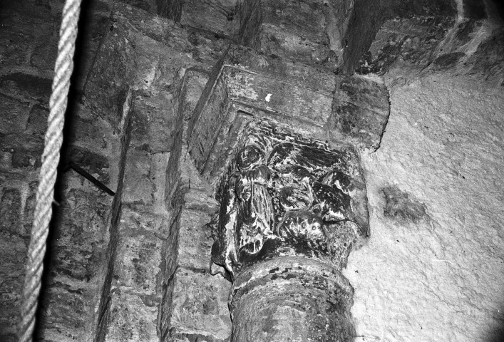 Piègros-la-Clastre.- Chapiteau du chœur de l'église Saint-André.