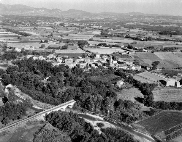 Colonzelle. - Vue aérienne du village et du pont sur la rivière le Lez.