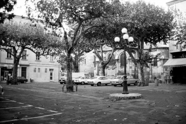 Valence. - Le chevet de la cathédrale Saint-Apollinaire et place des Clercs.