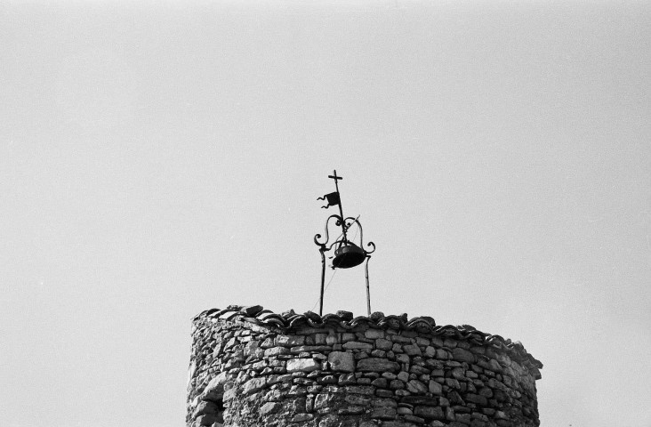 Le Pègue.- Détail de la tour aux abords du chevet de l'église Saint-Marcel.