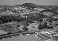 La Bégude-de-Mazenc. - Vue aérienne de l'ancien village Châteauneuf-de-Mazenc, du camping et de la piscine.