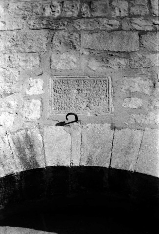 Pont-de-Barret. - Inscription au dessus du porche de l'église Notre-Dame la Brune.