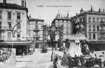 Le monument Émile Augier place de la République et un arc de triomphe.