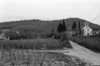 Les Tourrettes.- Les abords de la chapelle Saint-Didier.