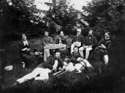 Saint-Uze.- Déjeuner sur l'herbe de la famille Dumont. Georges Dumont allongé, son fils Camille assis près du chien, Olivier Lemaire (troisième à partir de la droite).