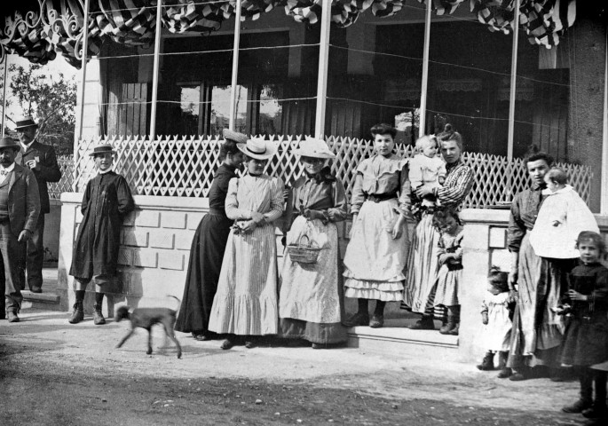 Valence .- Personnages devant le café de Chateauvert.