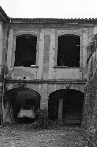 Moras-en-Valloire. - Façade sur cour de la mairie.