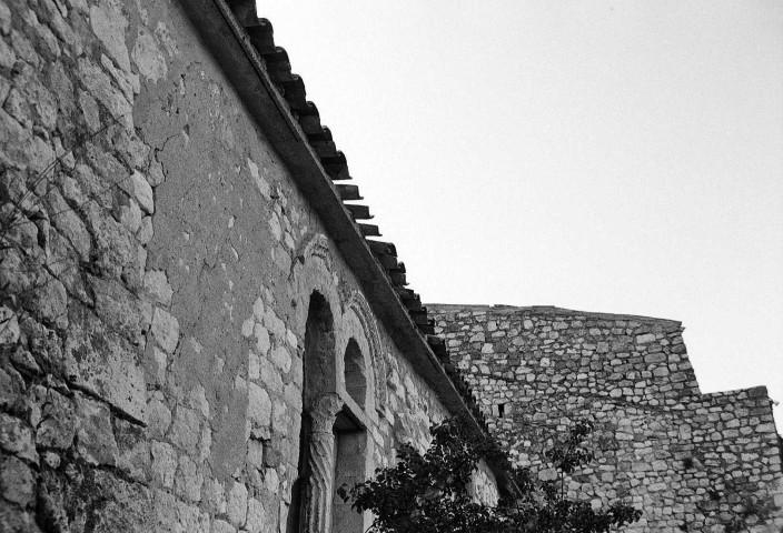 La Garde-Adhémar. - Façade latérale de la chapelle des Pénitents Blancs (XIIe s.).