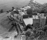 Vue aérienne du château et du village.