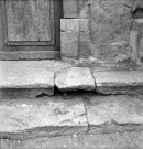 Beaumont-lès-Valence. - Marches de l'entrée latérale de l'église temple.