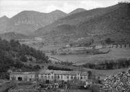 Piégon. - La ferme de Grange Neuve, en second plan la montagne de Buisse et le quartier du Lautaret