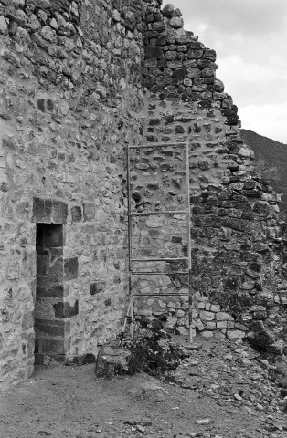 La Charce. - Le mur nord du château, en restauration.