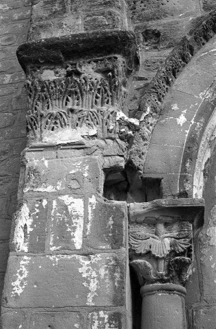 La Motte-de-Galaure.- Détail du porche de l'église Sainte-Agnès.