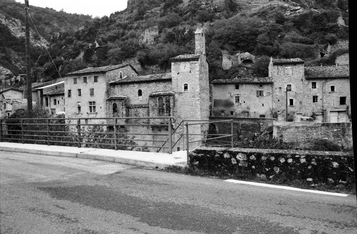 Pontaix. - Vue générale du village, au centre le temple.