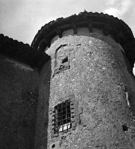 Manthes.- La tour d'angle sud de l'ancien Prieuré de bénédictins de l'ordre de Cluny.