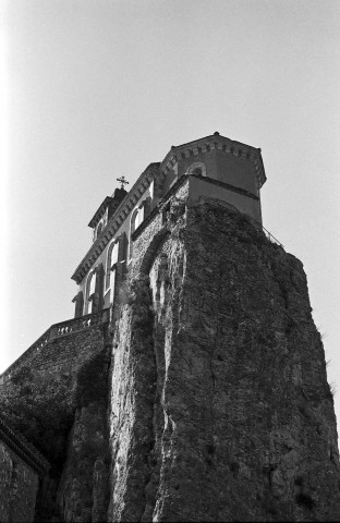 Pierrelongue. - Le chevet de la chapelle Notre-Dame de la Consolation.