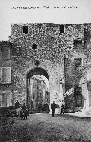 Donzère.- La porte de la Font et Grande Rue.