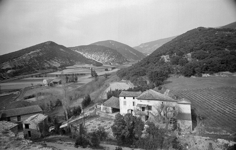 Le Pègue. - Environs du village.