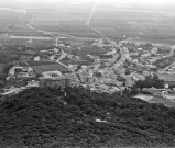 Vue aérienne du village et du château.