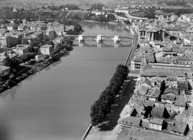 Vue aérienne du pont Vieux sur l'Isère.