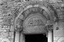 Sainte-Jalle. - Détail du porche de l'église Notre-Dame de Beauvert.