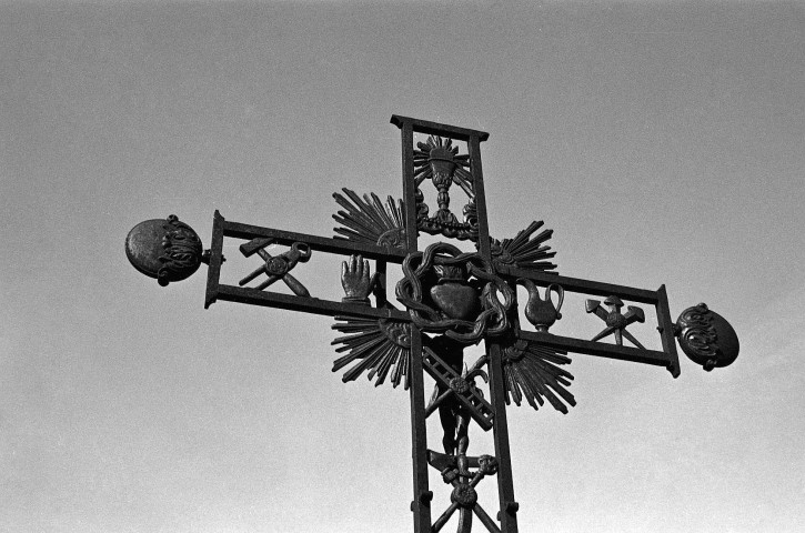 Brette.- Détail de la croix de mission aux abords de l'église Notre-Dame.