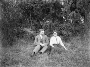 Charols, château de Salettes. - Geneviève Bizalion et Joseph Paturle, fiancés, assis dans l'herbe, elle regardant le photographe et lui la regardant.