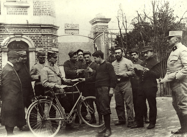 Distribution du courrier à Villers-Bretonneux (Somme).