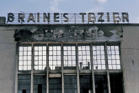 Valence.- L'usine des graines Tézier avenue Victor Hugo après l'incendie du vendredi 13 août 1976.