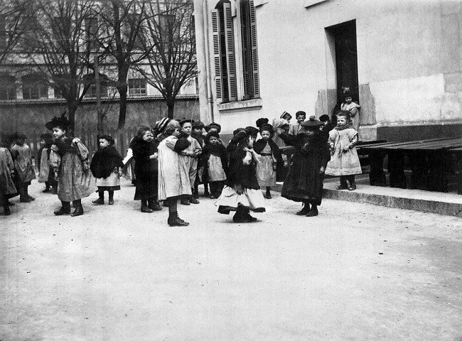 Lyon (Rhône).- Récréation à l'école maternelle de l'avenue des Ponts.