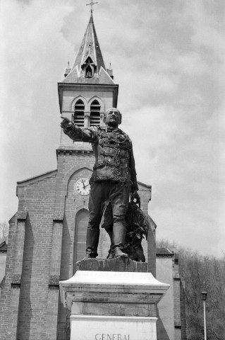 Hauterives.- Statue du général Marie François Joseph de Miribel (1831-1893).