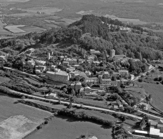 Vue aérienne de Châteauneuf-de-Mazenc et de l'église Saint-Pierre.