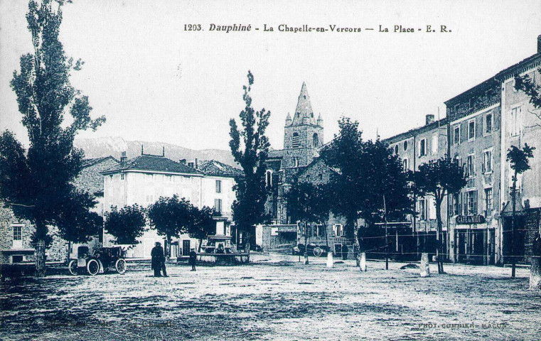 Place et la fontaine aux Ours.