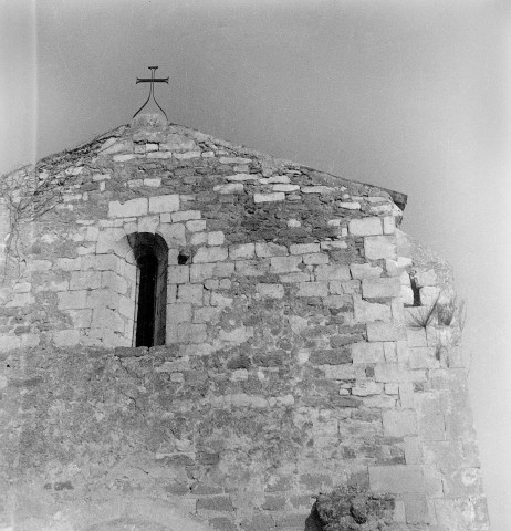 Colonzelle. - Détail de la façade occidentale de la chapelle Saint-Pierre.