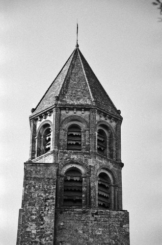 La Garde-Adhémar. - Le clocher de l'église Saint-Michel (XIe s.), avant la dépose des ardoises des abats son.