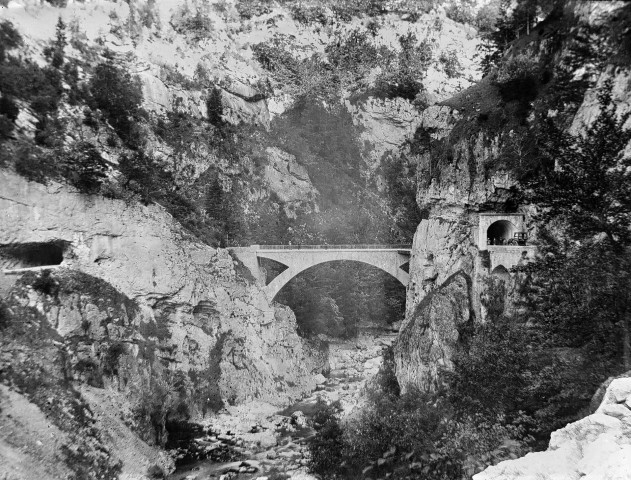 Le Vercors.- Le pont de la Goule Noire.