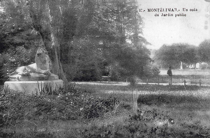 La statue du Lion et du Rat (1902) du Jardin Public.