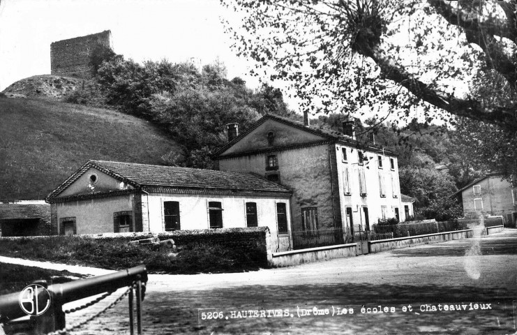Le groupe scolaire et les vestiges du château.
